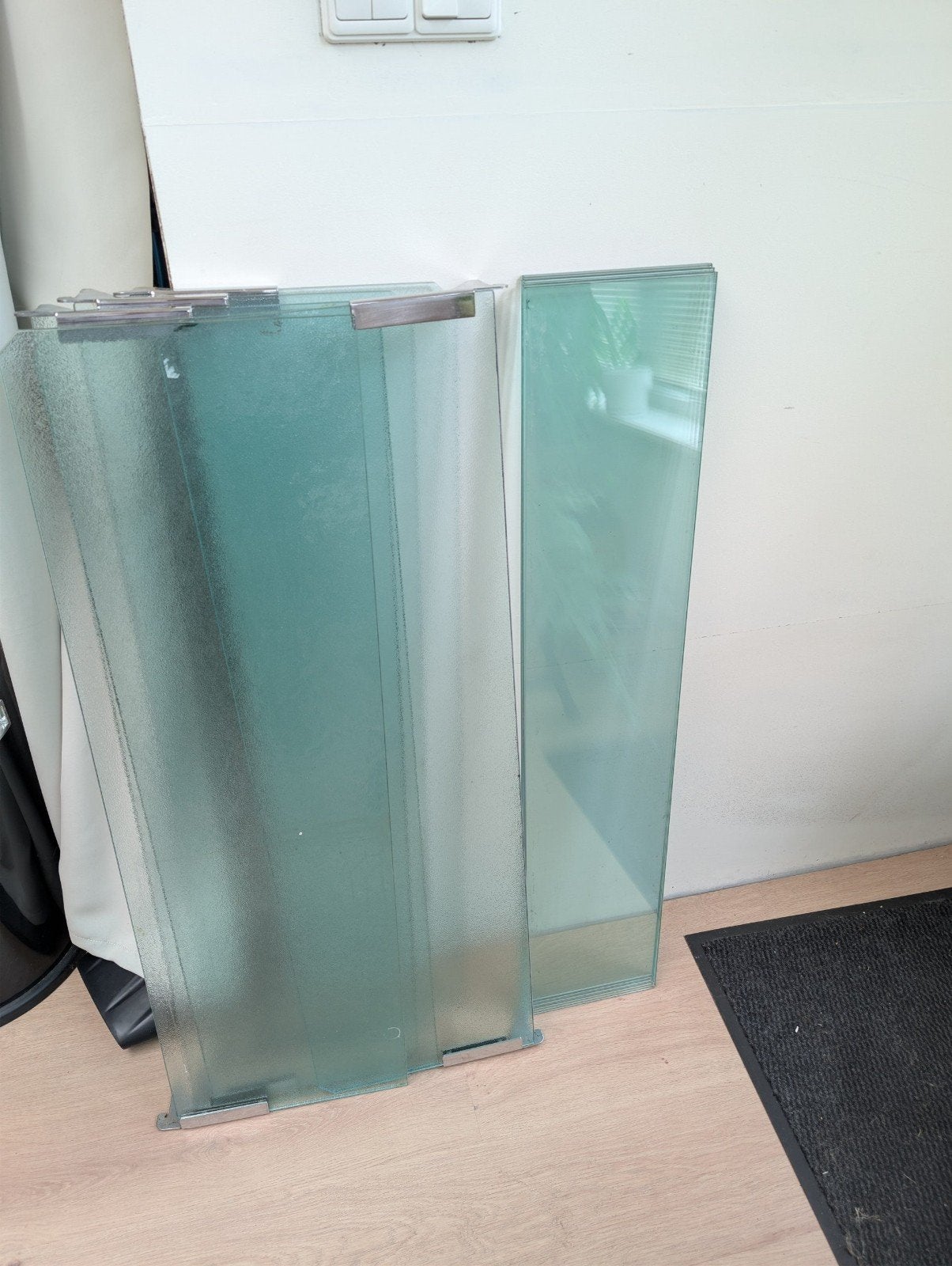 Gratis, 11 schap dragers gehard glas, met chromen steunen, Ophalen