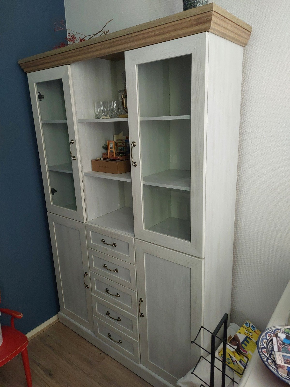 Mooie kast met glazen deurtjes en 5 lades - Zeer goede staat, Ophalen, 100 tot 150 cm, 25 tot 50 cm, Glas