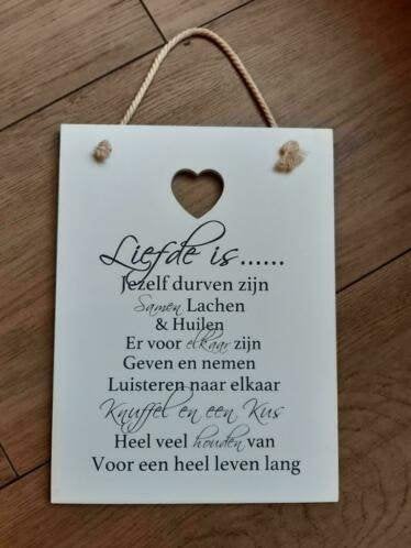 O21 Houten tekstbord Liefde is..., Tekstbord, 26 cm, Ophalen of Verzenden, Zo goed als nieuw