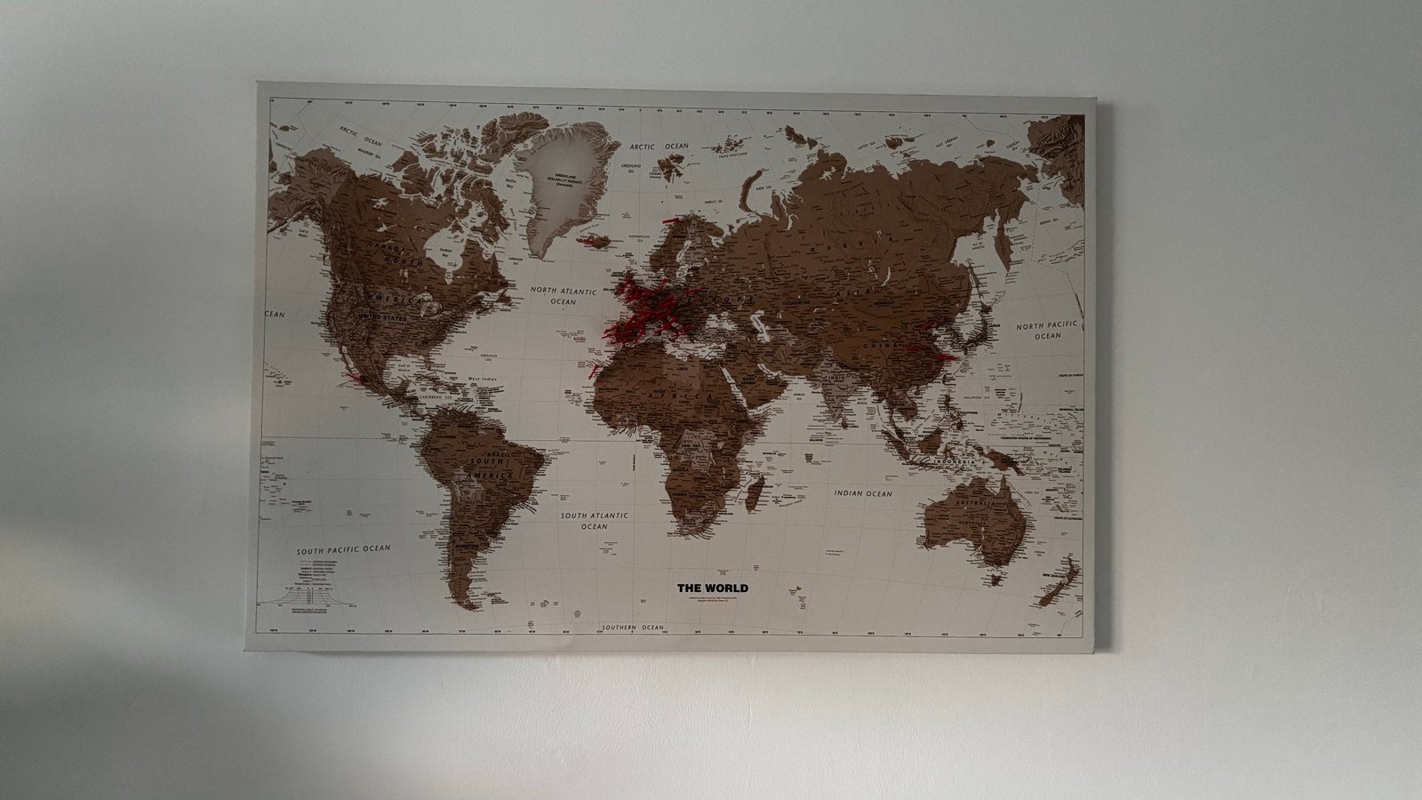 Grote wereldkaart met prikkers, Ophalen, Hout, Gebruikt, Meerkleurig