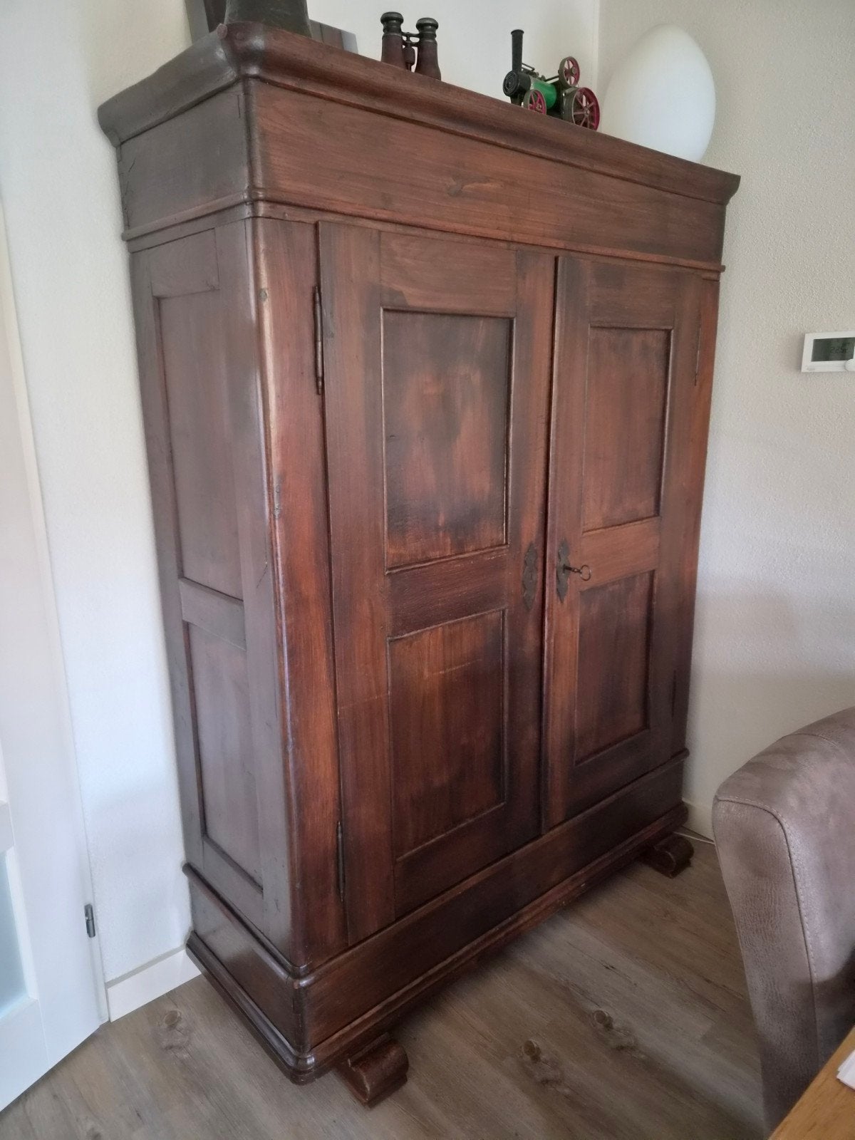 Oude massief houten kast met orig beslag karakteristiek, Ophalen
