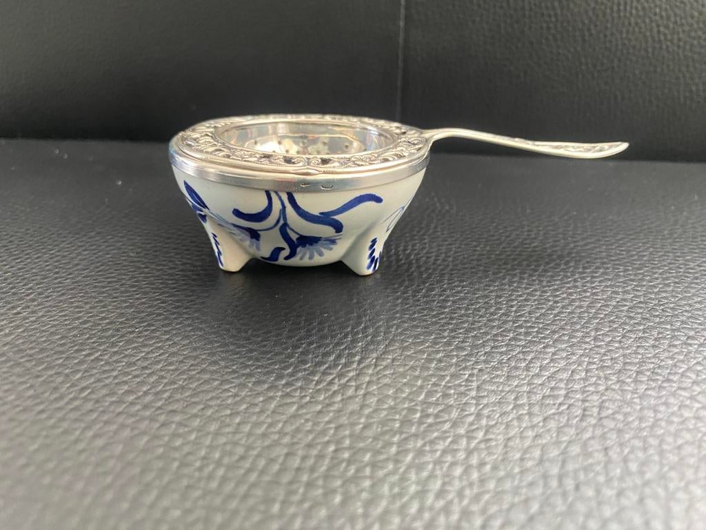 Zilveren thee zeefje met een opvangbakje van Delfts blauw., Verzenden, Zilver