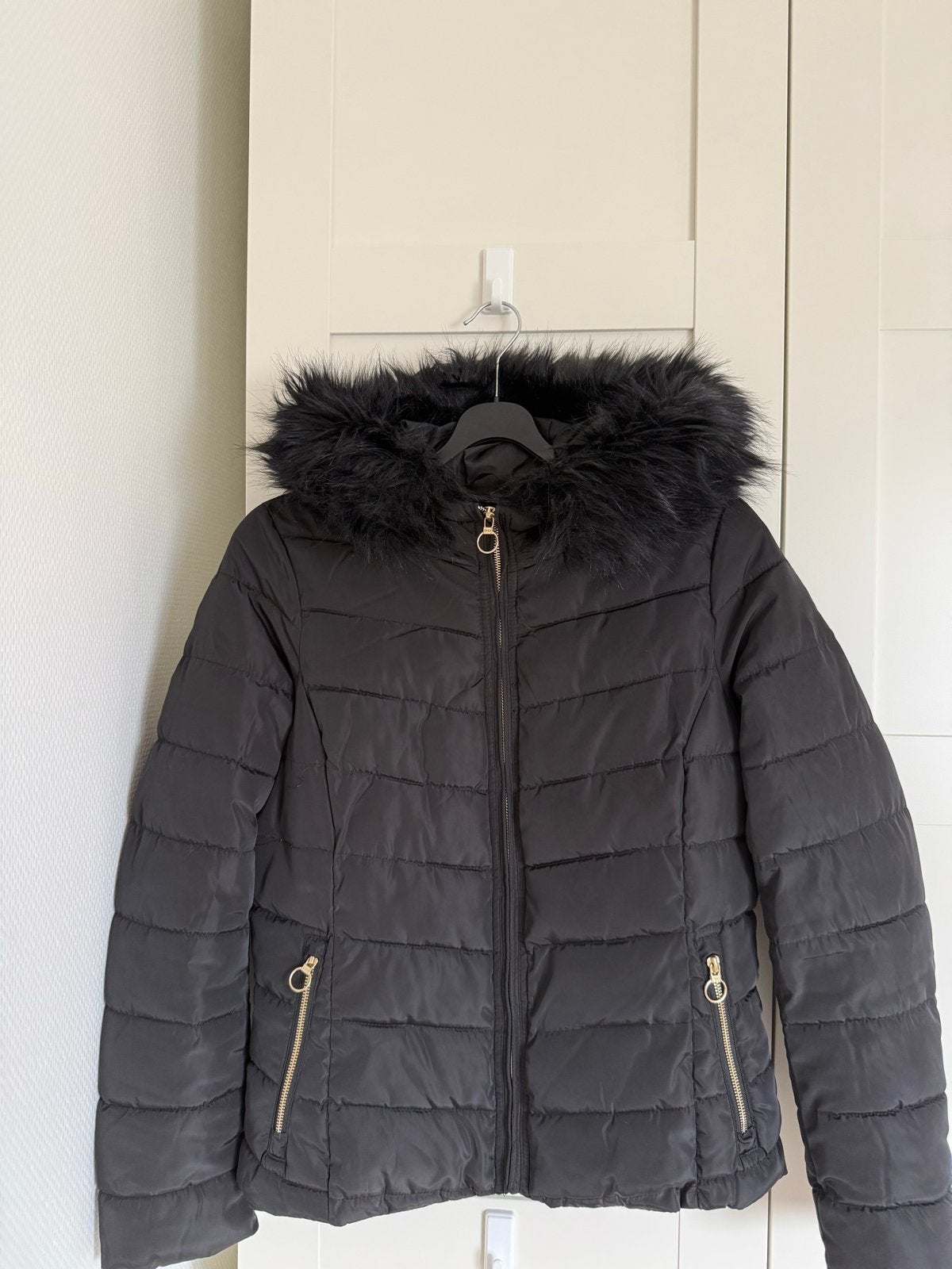 Zwarte Only winterjas met bontkraag - Maat M, Ophalen of Verzenden, Zo goed als nieuw, Maat 38/40 (M), Zwart