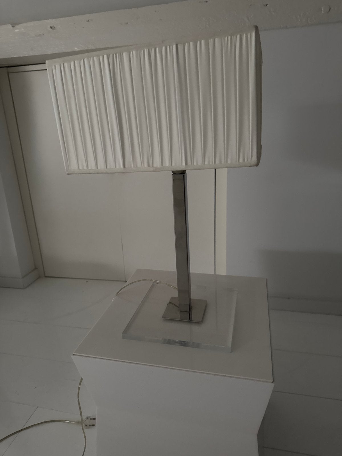 Moderne tafellamp met plexiglas voet en stoffen kap, Huis en Inrichting, Kunststof, Ophalen of Verzenden, Zo goed als nieuw, Met kap