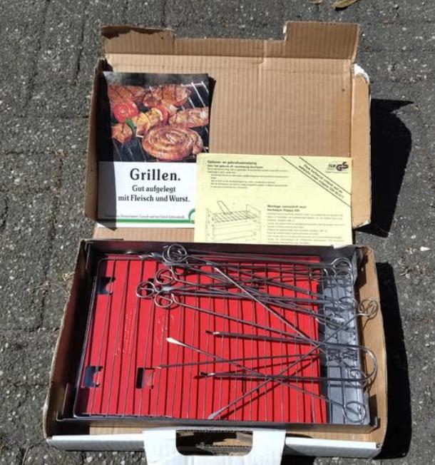 Compacte retro BBQ met spiesen. Ideaal voor picknicks, Ophalen of Verzenden, Zo goed als nieuw
