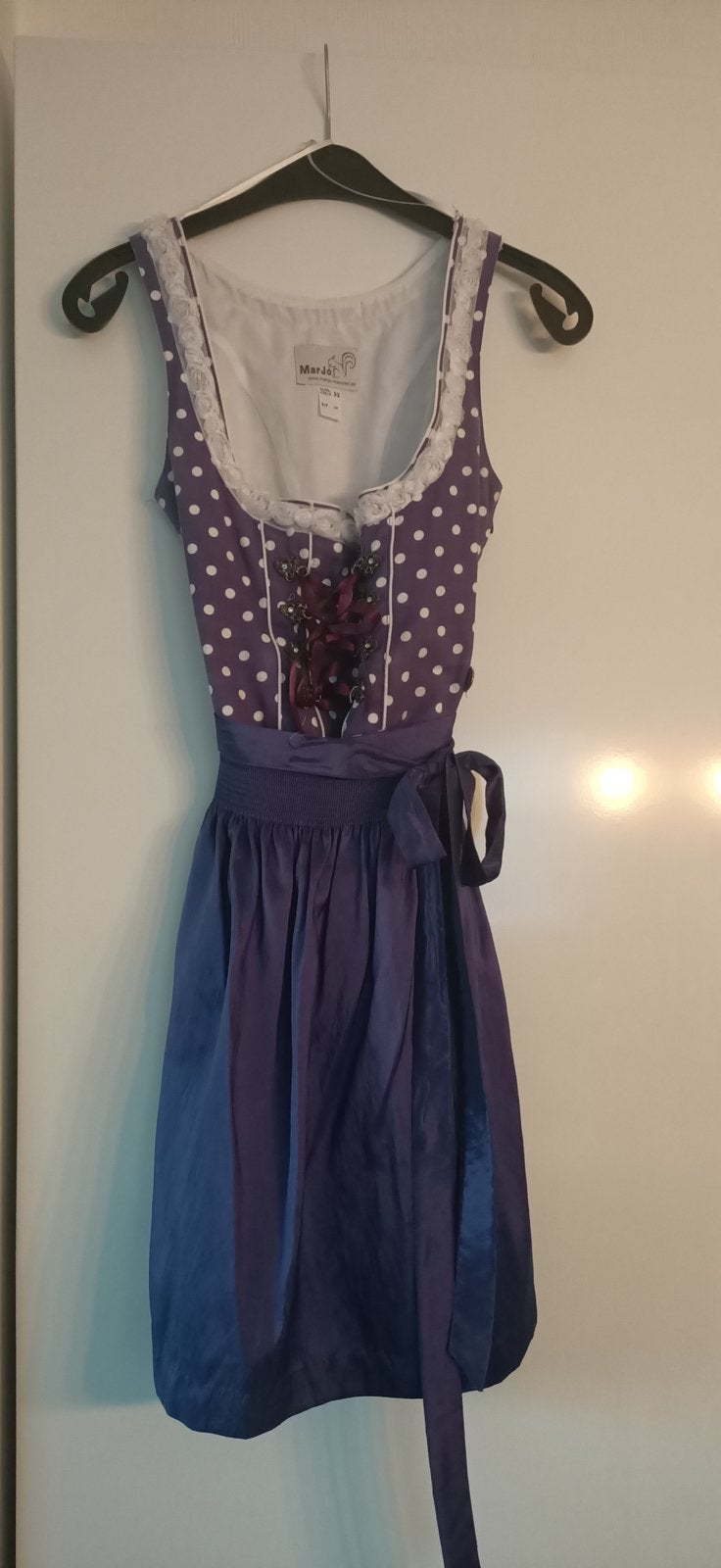 Mooie paarse Dirndl met witte bolletjes en blouseje, Paars, Ophalen of Verzenden, Zo goed als nieuw, Knielengte