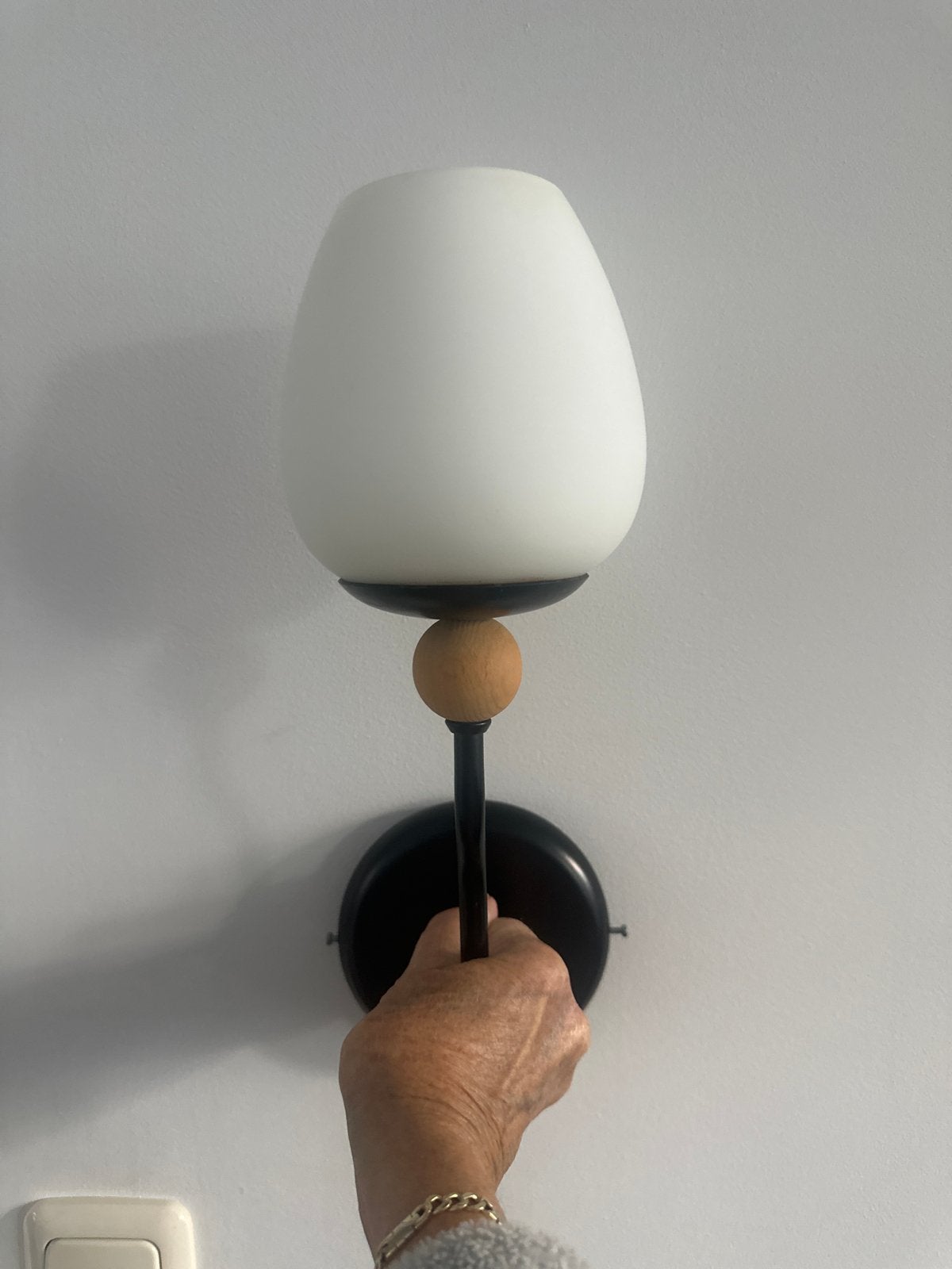 Moderne wandlamp met melkglas en houten detail, Huis en Inrichting, Lampen | Wandlampen, Overige fittingen, Ophalen of Verzenden