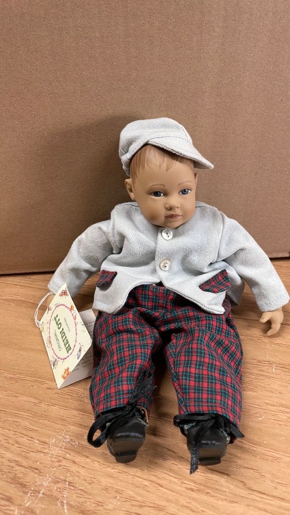 Heidi Ott Die Kleinen, babypopje met pet ong 22cm., Verzamelen, Ophalen of Verzenden, Gebruikt, Pop