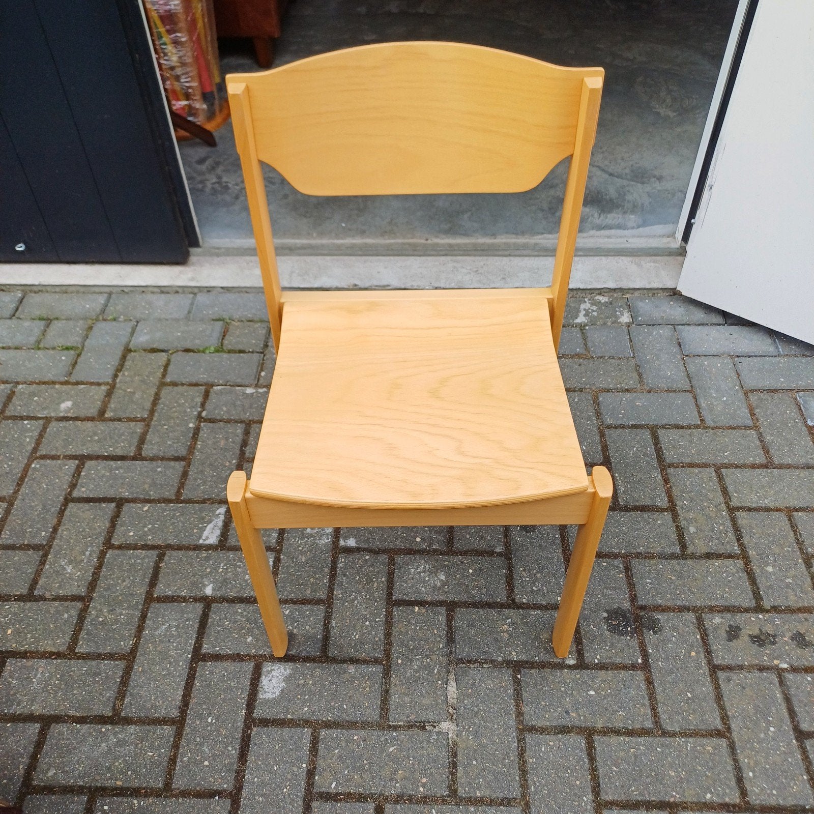 18 x vintage kerkstoelen partij houten stapelbare stoelen, Ophalen, Gebruikt, Bruin, Vijf, Zes of meer stoelen