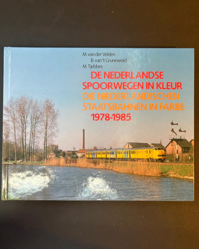 De Nederlandse spoorwegen in kleur 1978-1985 (1986), Verzamelen, Spoorwegen en Tramwegen, Ophalen of Verzenden, Zo goed als nieuw