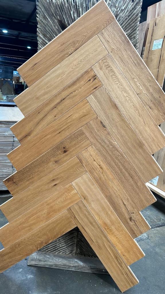 Restpartij 1200m2 eiken visgraat vloer houten parket