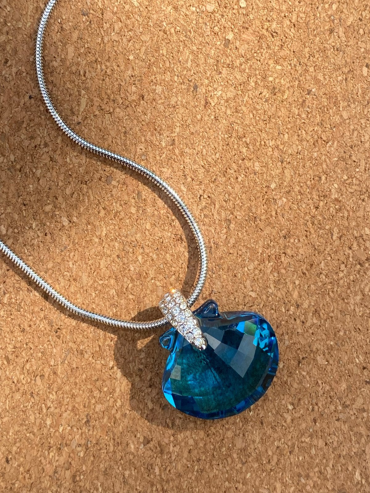 Swarovski ketting met blauwe schelp hanger, Blauw, Ophalen of Verzenden, Zo goed als nieuw, Overige materialen