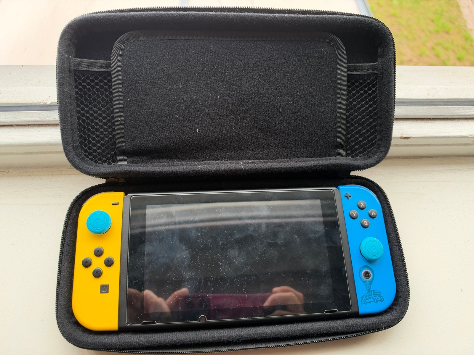 Nintendo Switch met gele en blauwe Joy-Cons in hoes, Ophalen of Verzenden, Zo goed als nieuw, Met 2 controllers, Switch Original