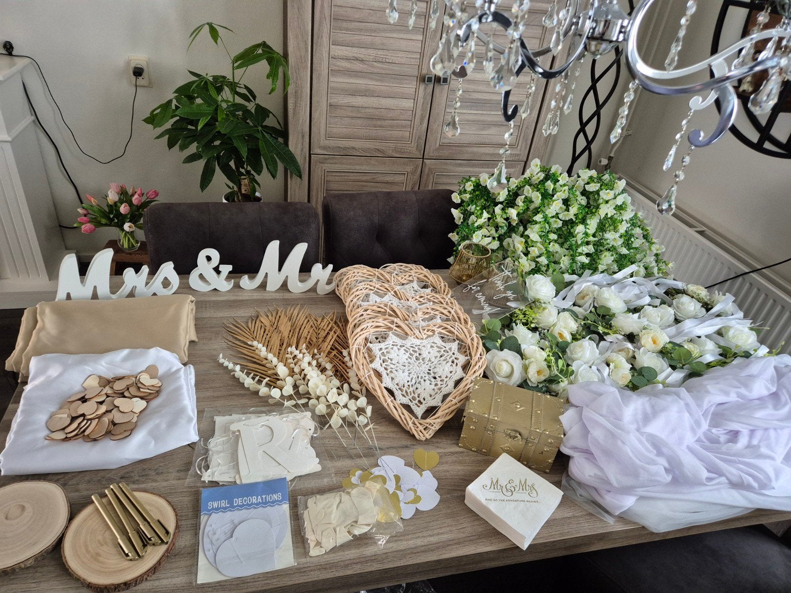 Bruiloft decoratie pakket - Mr & Mrs, bloemen, mandjes, Ophalen of Verzenden, Zo goed als nieuw, Versiering, Geboorte of Huwelijk