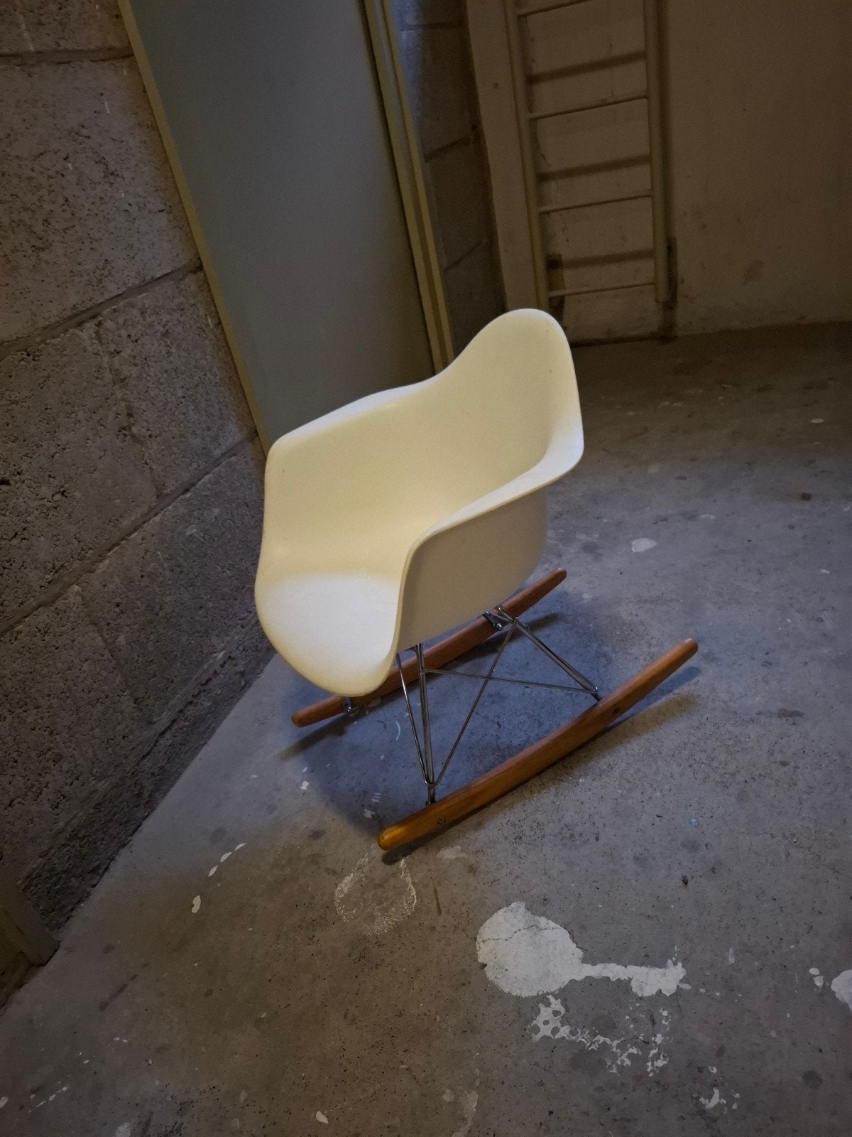 Schommelstoel Eames RAR stijl wit, Ophalen, Gebruikt, Hout, Eén