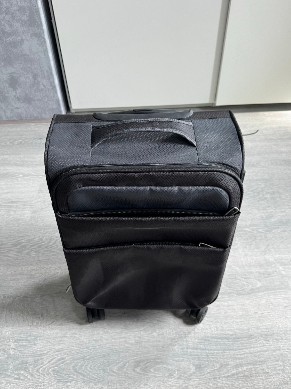 Zwarte handbagage koffer met wieltjes en uitschuifbare handg, Ophalen, 40 tot 60 cm, Gebruikt, 20 tot 30 cm