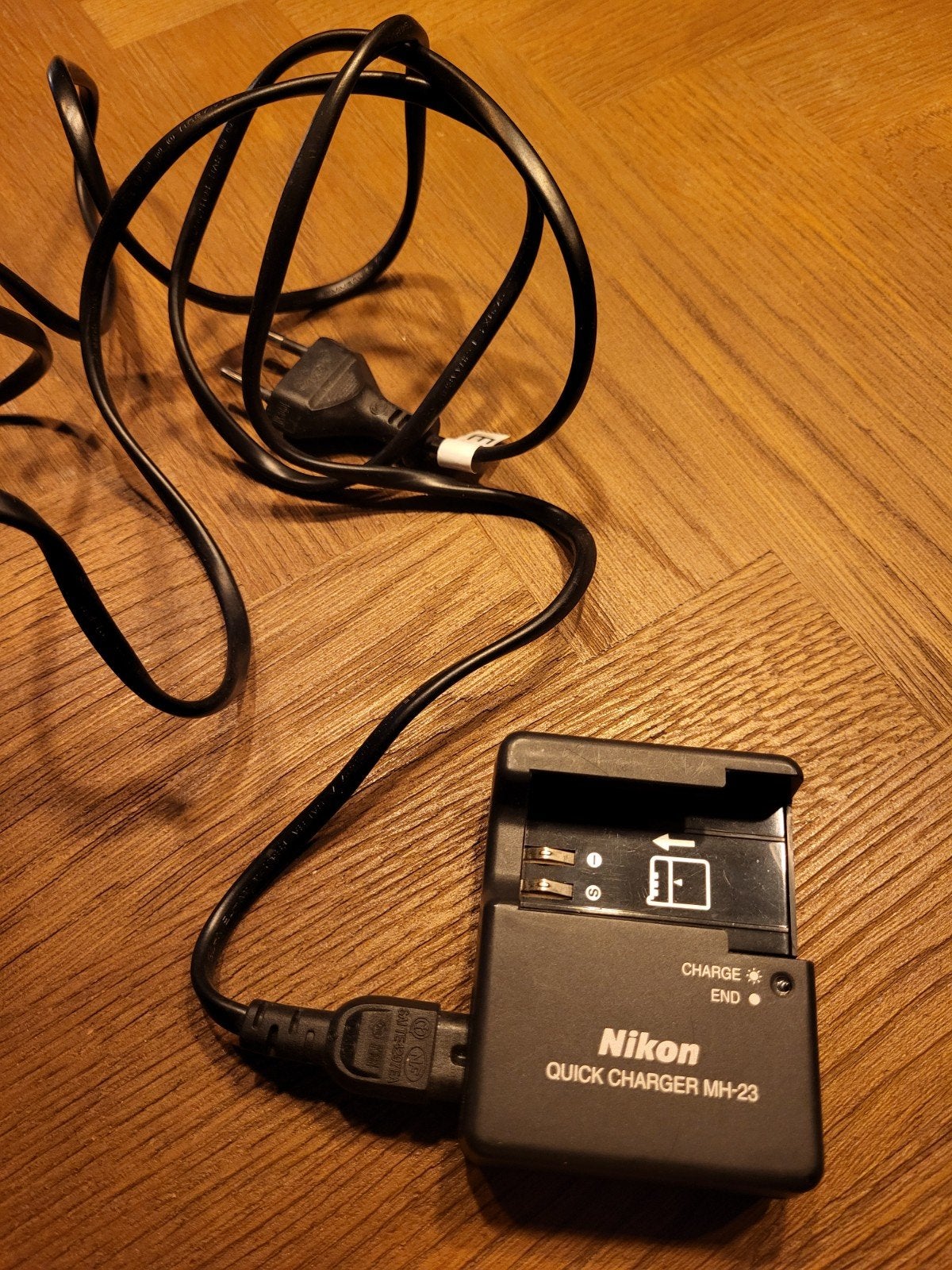 Nikon MH-23 Quick Charger voor EN-EL9/EN-EL9a batterijen, Ophalen of Verzenden, Gebruikt, Oplaadbaar