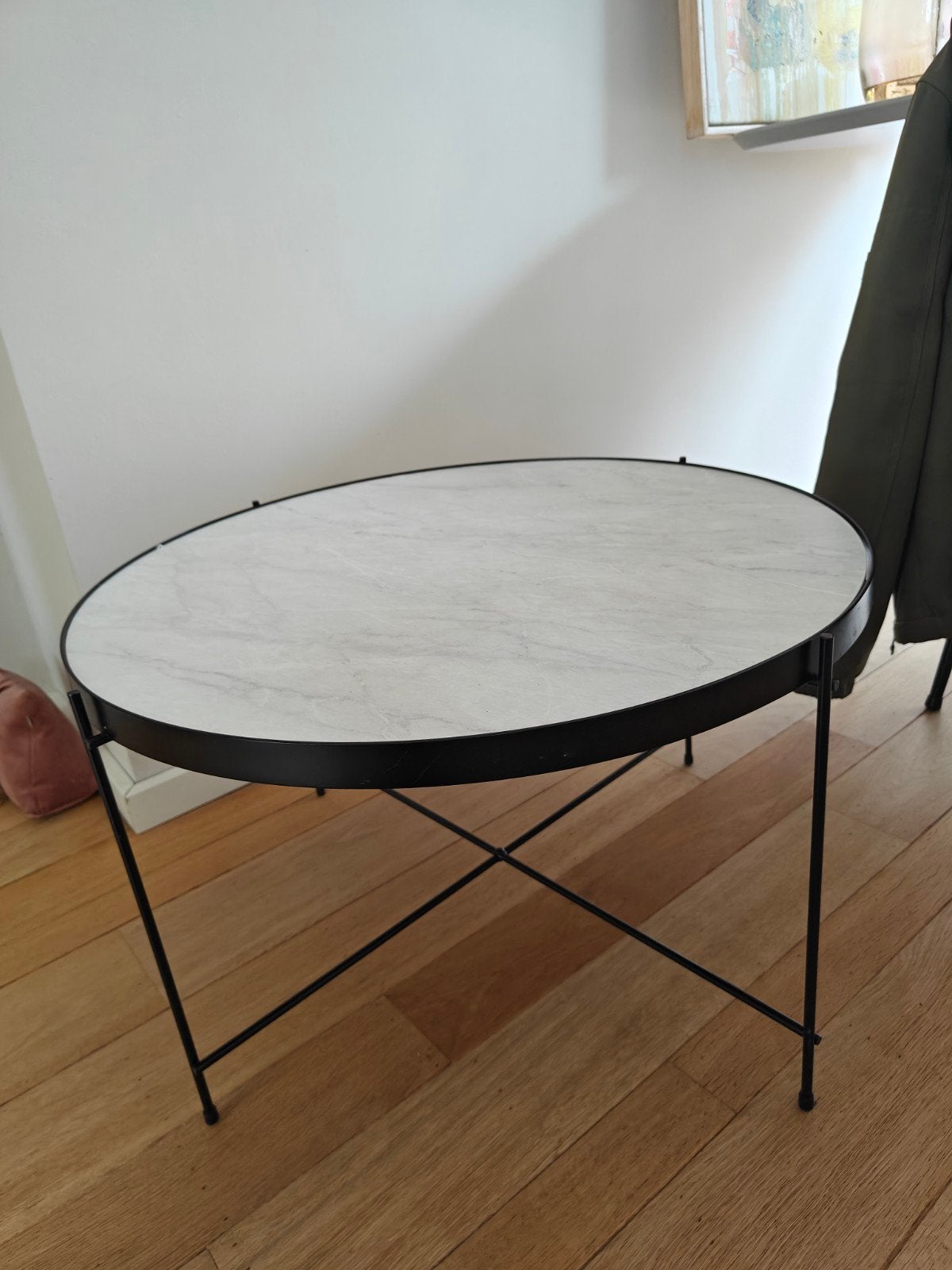 Ronde salontafel marmerlook blad, Huis en Inrichting, Ophalen, Minder dan 45 cm, Modern, Industrieel, Metaal of Aluminium