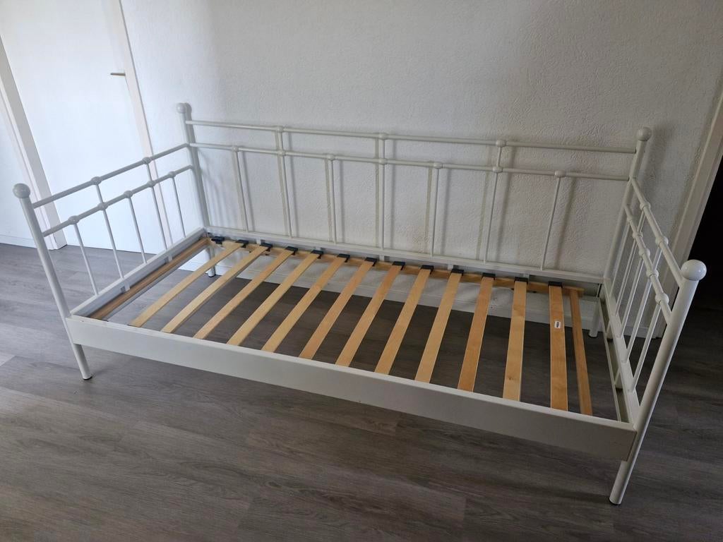 Bed met stalen frame en lattenbodem, Ophalen, Gebruikt, 90 cm, Eenpersoons