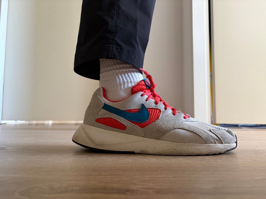 Nike Pantheos Light Bone / Hot Punch / Teal Sneaker Maat 44, Wit, Ophalen of Verzenden, Sneakers of Gympen, Gedragen