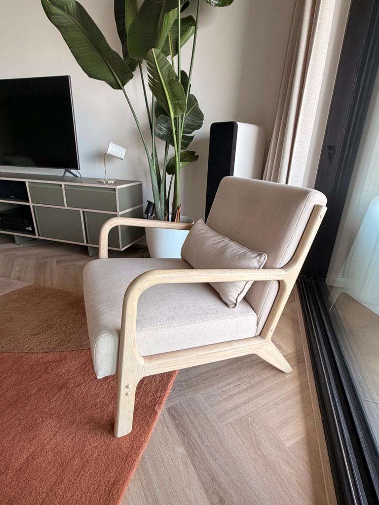 Comfortabele fauteuil met houten frame en stoffen bekleding, Ophalen, Minder dan 75 cm, Zo goed als nieuw, 75 tot 100 cm