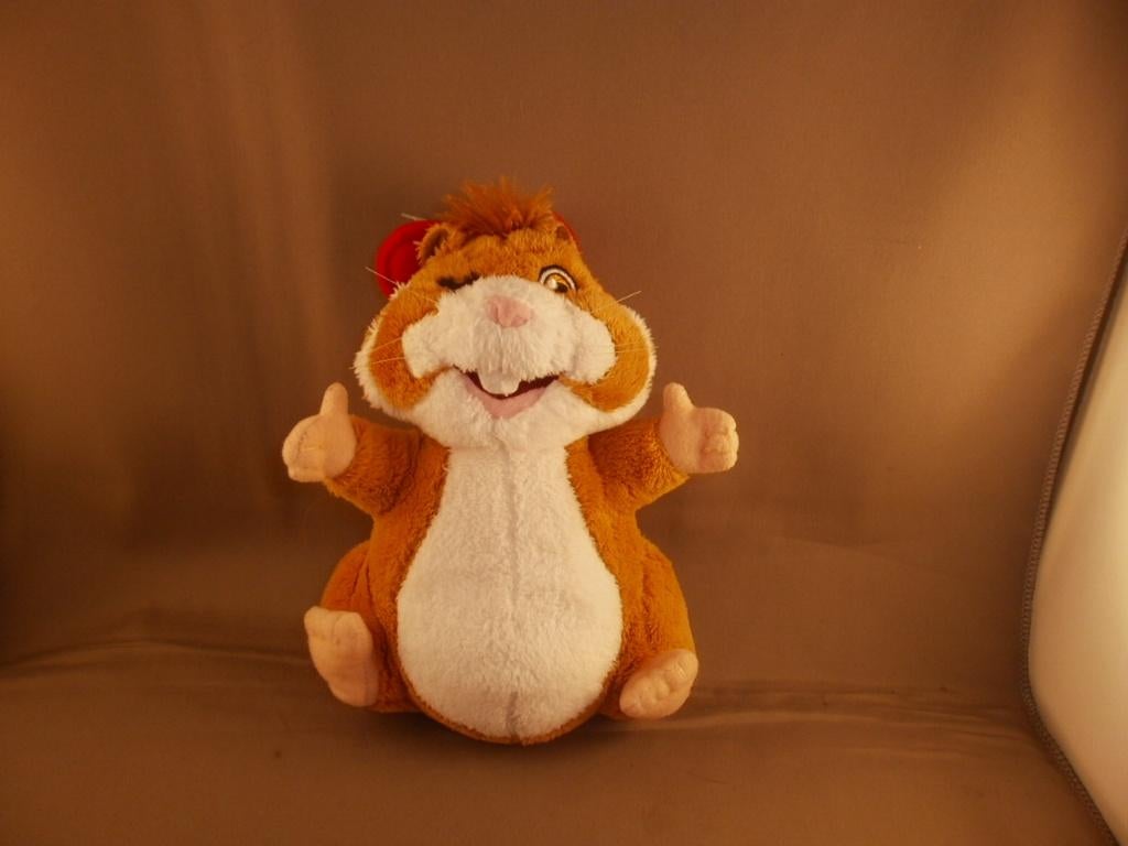 AH hamster kleine jongen met knip oog en pet rood/wit 18 cm, Overige typen, Ophalen of Verzenden, Zo goed als nieuw, Wasbaar