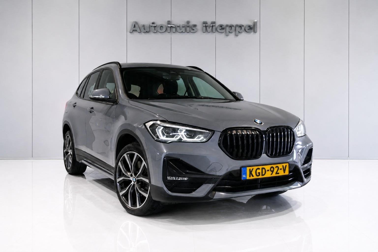 BMW X1 xDrive20i Sport-Line*LED*Trekhaak*Head-Up*NaviPro*PDC, Auto's, 1998 cc, Gebruikt, 2000 kg, Bedrijf