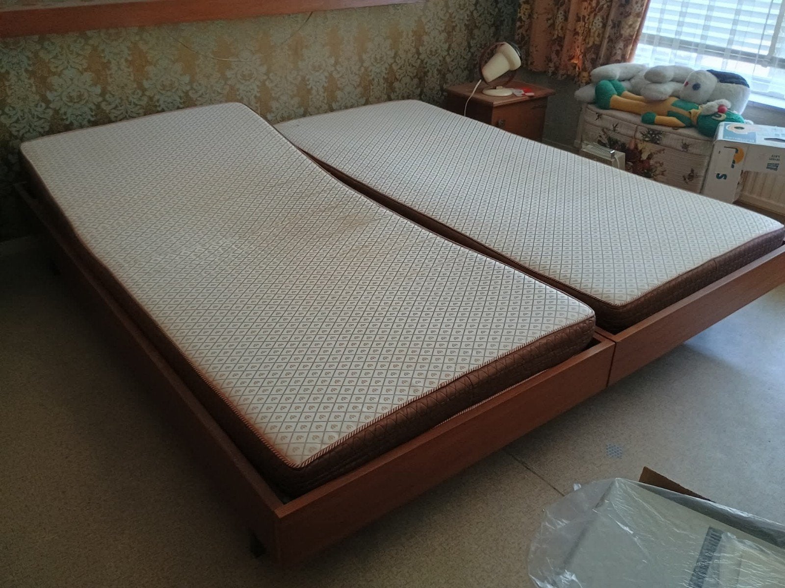 Tweepersoonsbed met verstelbare matrassen, Bruin, Klassiek, Tweepersoons, Ophalen of Verzenden