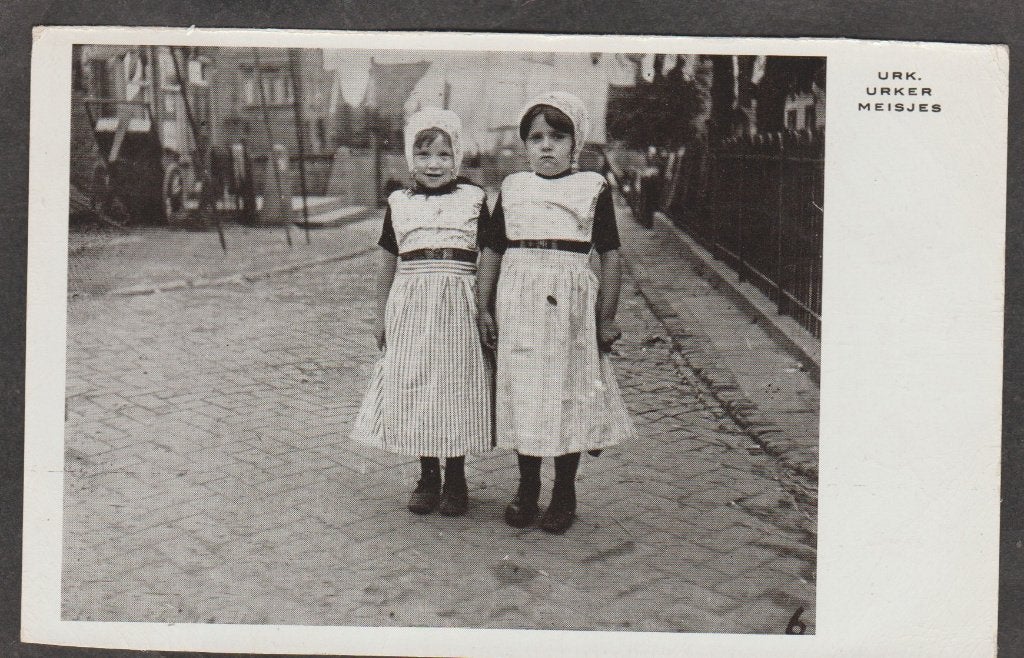 urk urker meisjes in klederdracht, Verzenden, 1940 tot 1960, Gelopen, Flevoland