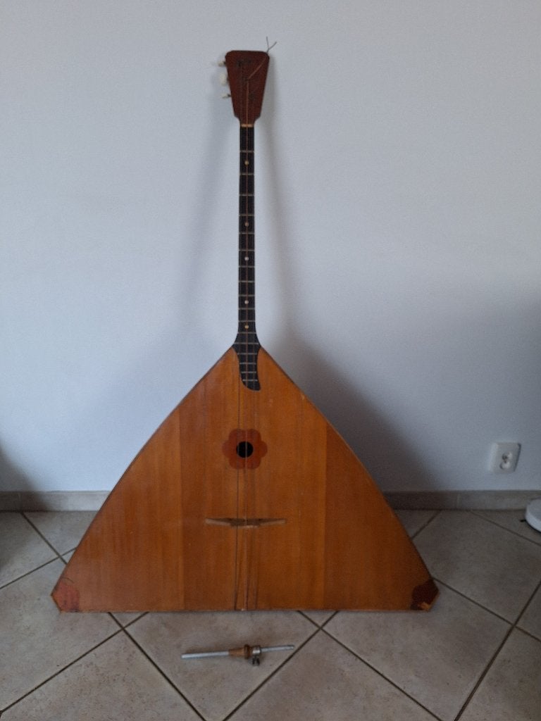 Balalaika contrabas, Ophalen, Gebruikt, Akoestisch