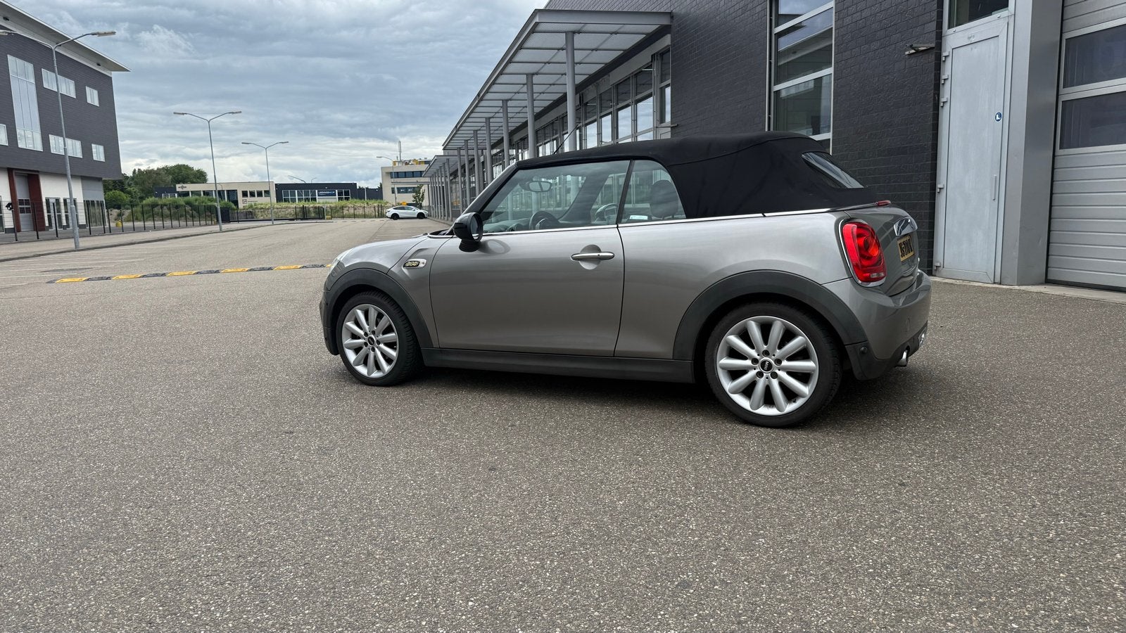 Mini Cooper Cabrio 1.5 136pk 2016 royal grey full option!, Auto's, Voorwielaandrijving, 136 pk, Zwart, 4 cilinders