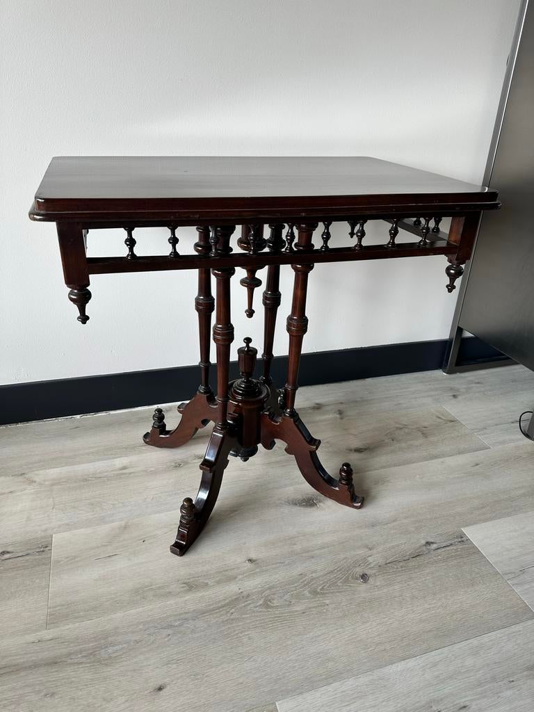 Antieke victoriaanse tafel  (circa 1870–1900), Ophalen