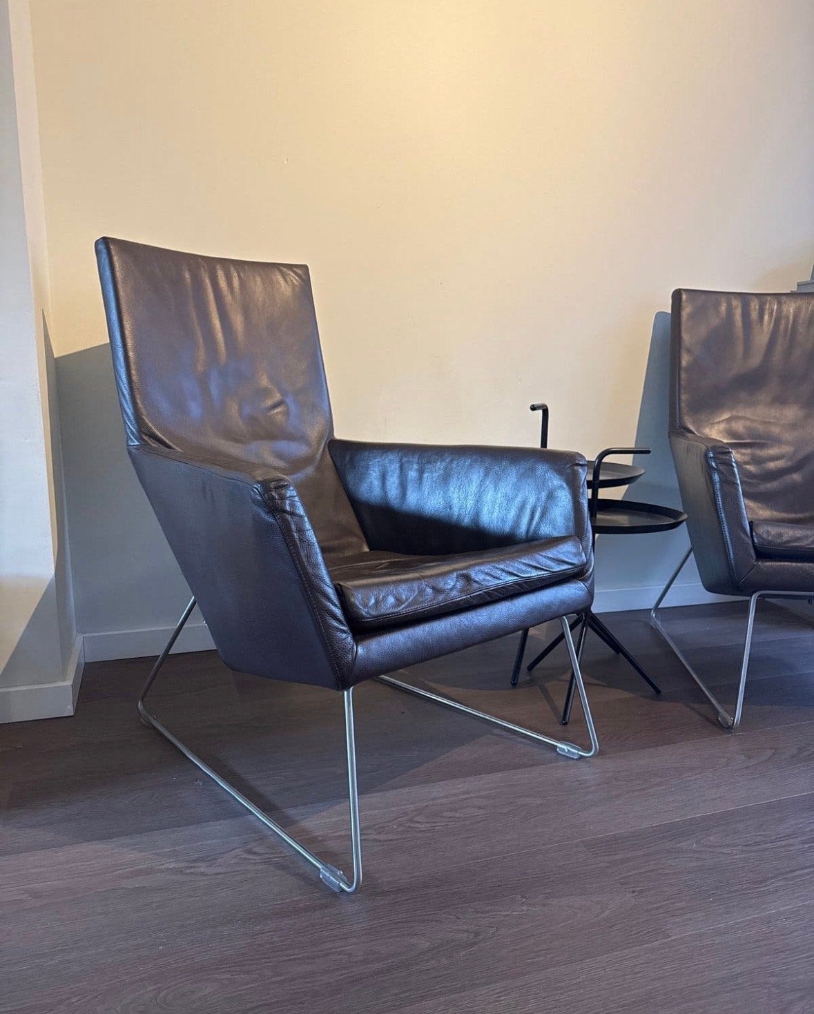 2x Label Gerard van den Berg fauteuil bruin leer, Huis en Inrichting, Ophalen, Gebruikt, Leer, 75 tot 100 cm