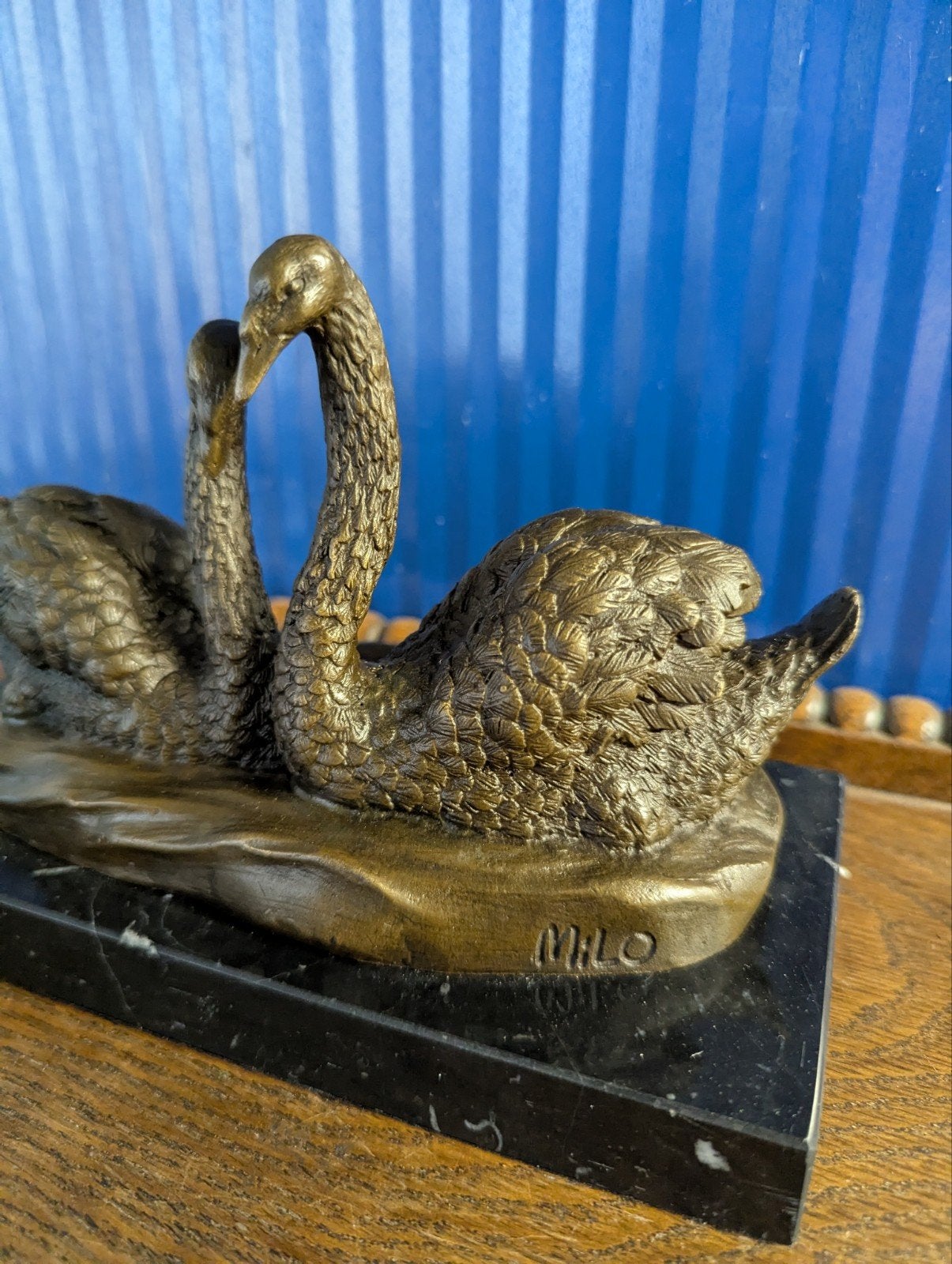 Bronzen zwanenbeeld op marmeren sokkel, gesigneerd Milo, Minder dan 20 cm, Ophalen of Verzenden, Brons, Bruin