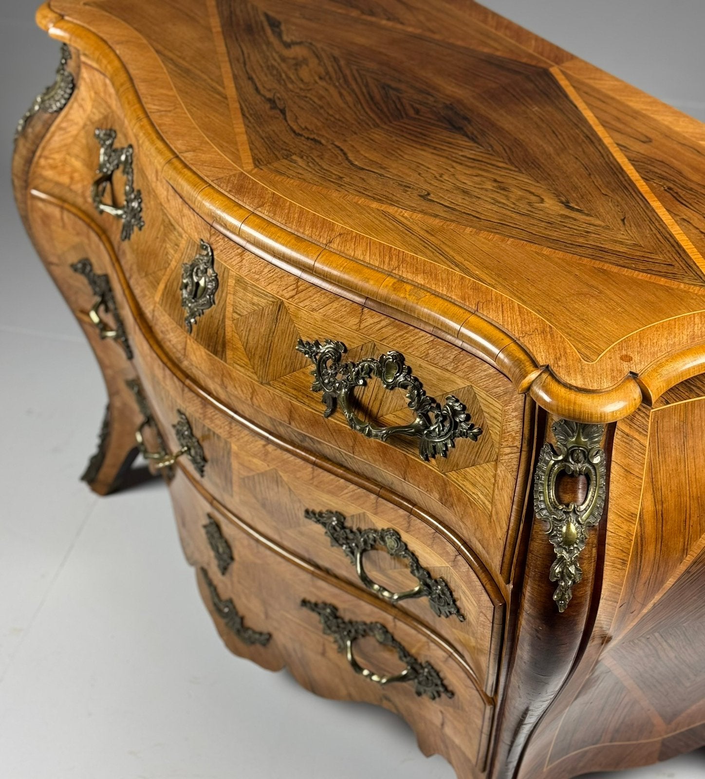 Zweedse Rococo commode 18e eeuw, Ophalen, Zo goed als nieuw, 3 of 4 laden, Minder dan 100 cm