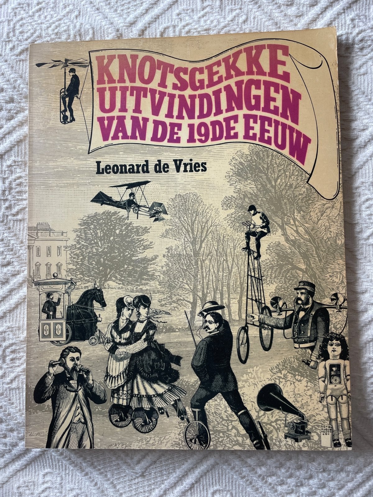 Knotsgekke Uitvindingen van de 19e Eeuw - Leonard de Vries, Ophalen of Verzenden, Gelezen, Overige onderwerpen