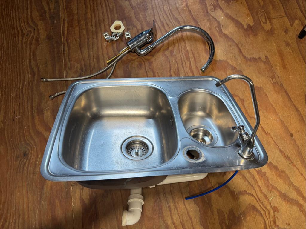 Dubbele rvs wasbak met kranen en aansluitset, Ophalen, Gebruikt, 25 tot 50 cm, Minder dan 100 cm