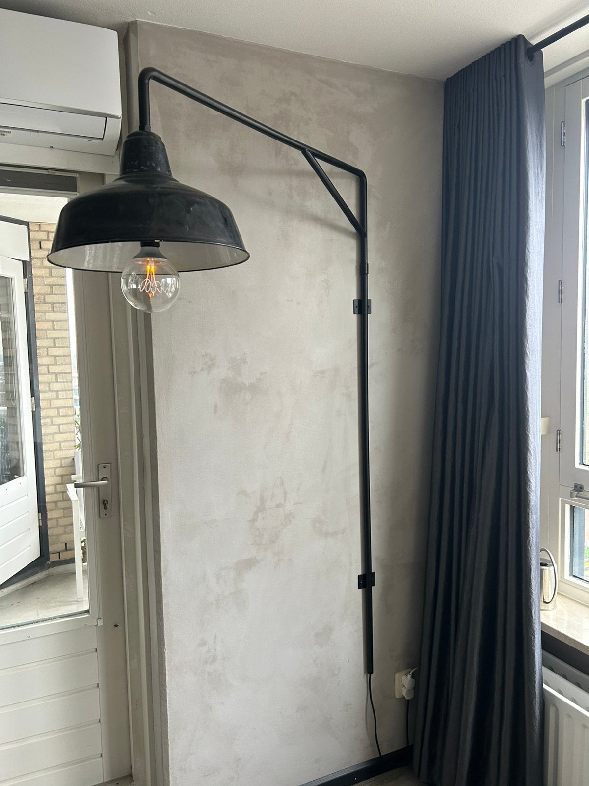 Wandlamp zwart draaibaar met emaille kap, Ophalen, 100 tot 150 cm, E27 (groot), Zo goed als nieuw