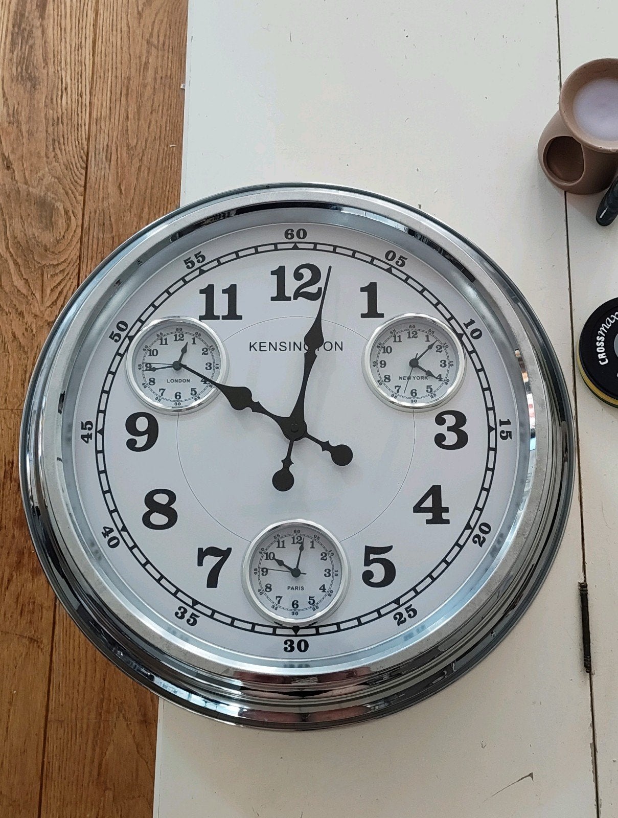 Rivièra Maison World Cities Wandklok diameter 54 cm, Ophalen, Zo goed als nieuw, Analoog, Wandklok