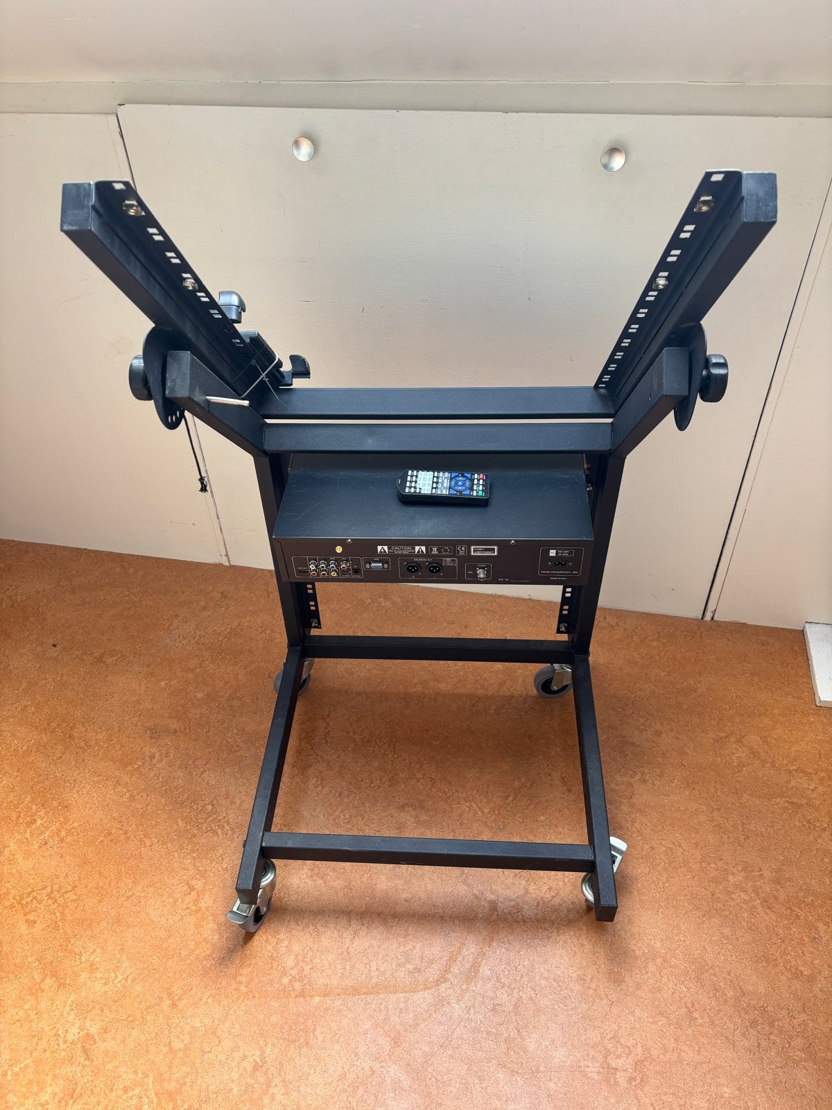 Verrijdbaar 19 inch rack met monitorbevestiging, Ophalen, Gebruikt