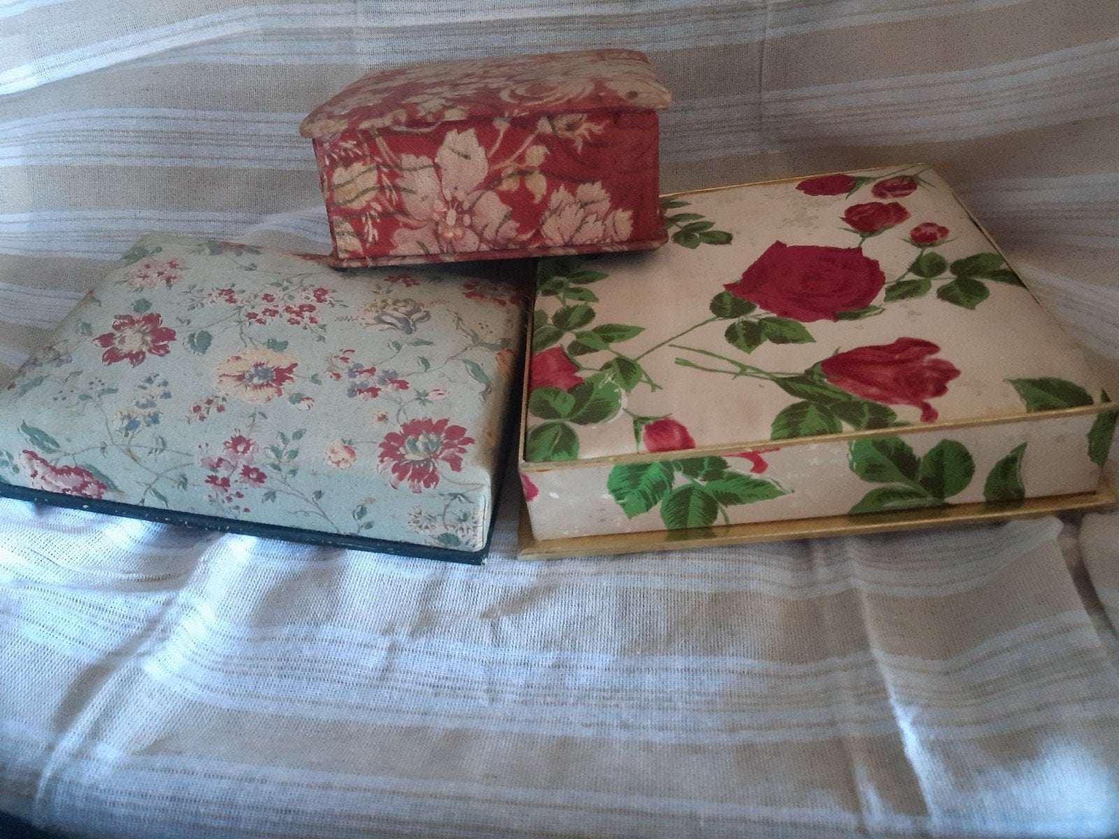 lotje van 3 vintage stoffen dozen bonbondozen rozen, Verzenden