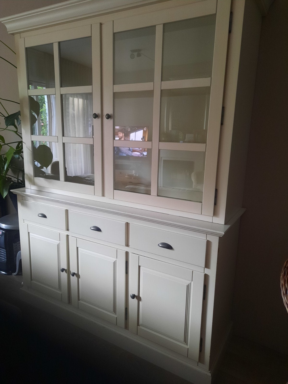 Crèmekleurige kast met vitrine en lades