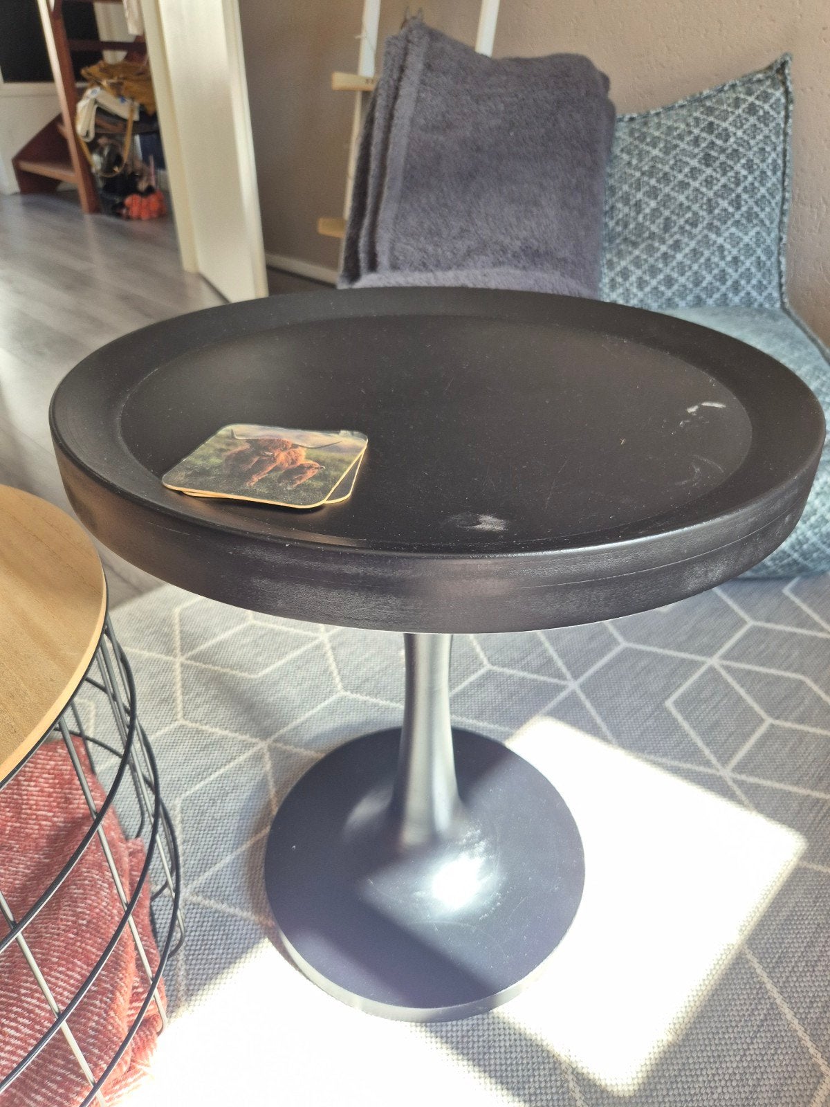 Zwarte ronde bijzettafel met trompetvoet, Overige materialen, Gebruikt, Rond, 55 tot 75 cm