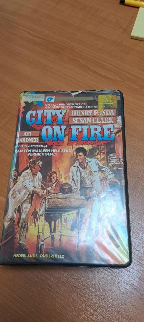 City on Fire VCC (1984) - Henry Fonda, Susan Clark, Ava Gard, Vanaf 12 jaar, Ophalen of Verzenden, Gebruikt, Thrillers en Misdaad