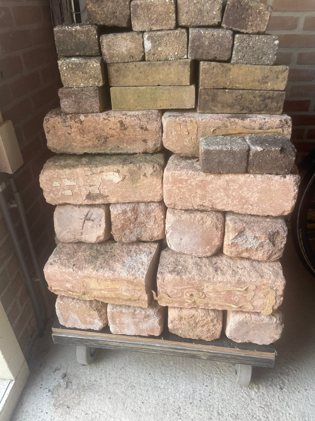 Stenen (45 stuks + nog wat losse steentjes) GRATIS!, Tuin en Terras, Ophalen, Gebruikt, Beton, Klinkers