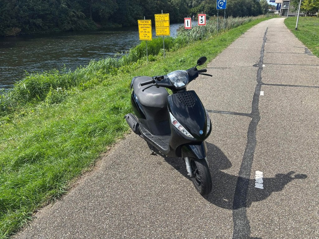 piaggio zip, Fietsen en Brommers, Ophalen, Maximaal 45 km/u, Zip, Zo goed als nieuw