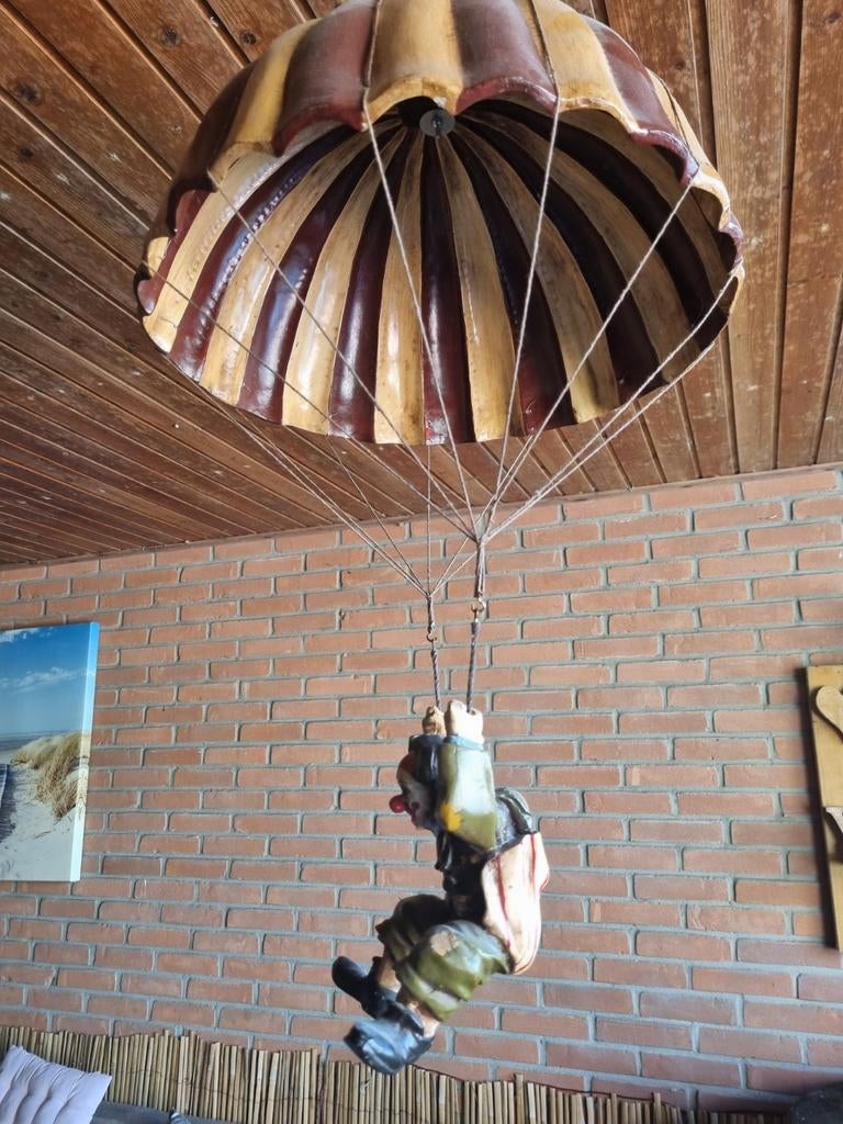 Vintage Parachutist Clown Hanger - Uniek Decoratiestuk, Antiek en Kunst, Ophalen of Verzenden