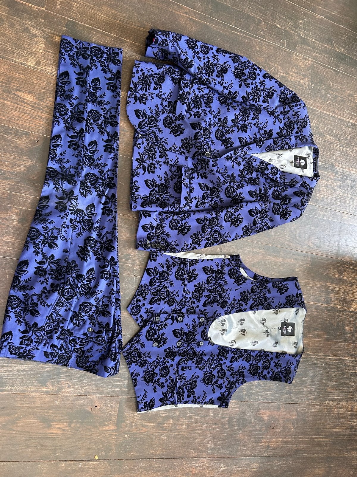 Twisted Tailor driedelig pak - Paars met zwart bloemenpatroo, Ophalen of Verzenden, Zo goed als nieuw, Maat 52/54 (L), Paars