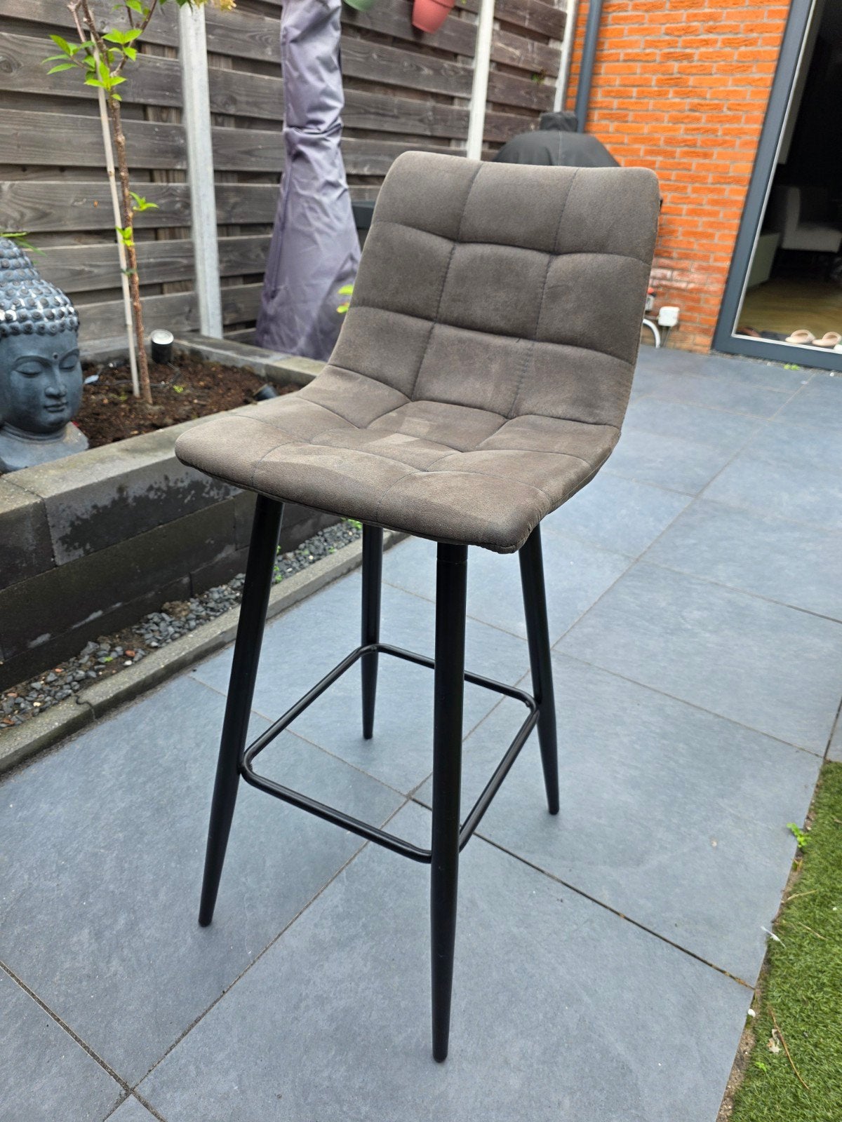 Set van 4 barkrukken - Grijs gestoffeerd met metalen poten, Ophalen, Met voetsteun, Zo goed als nieuw, 90 cm of meer