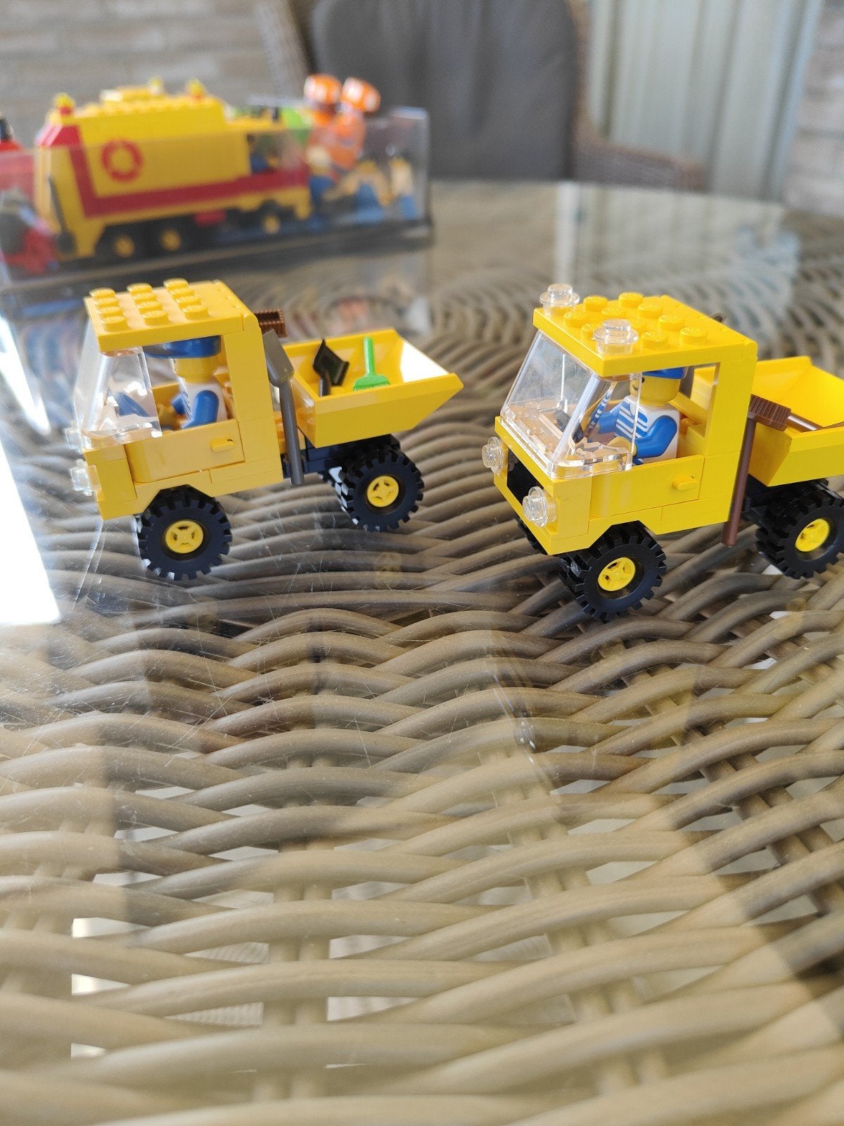 2x LEGO auto's met accessoires, Ophalen of Verzenden, Gebruikt, Lego